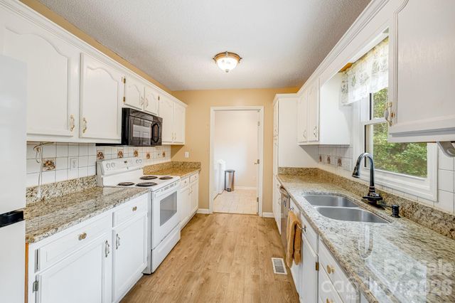 6 Arrowhead Lane, Weaverville, NC 28787