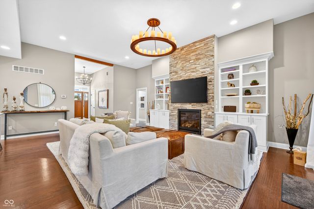 1714 Deer Creek Way, Columbus, IN 47201