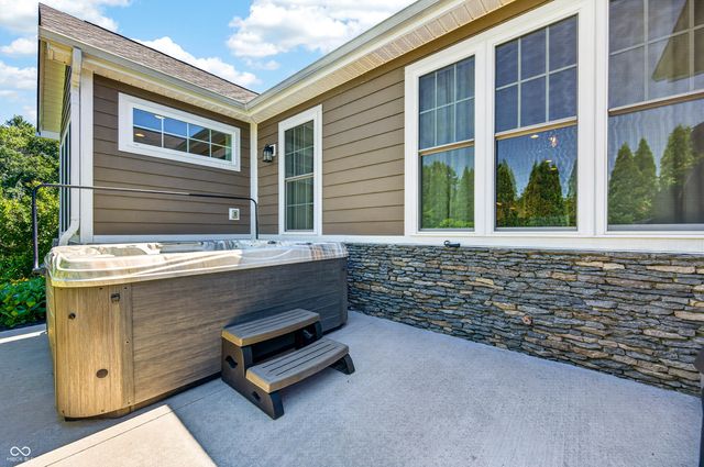 1714 Deer Creek Way, Columbus, IN 47201