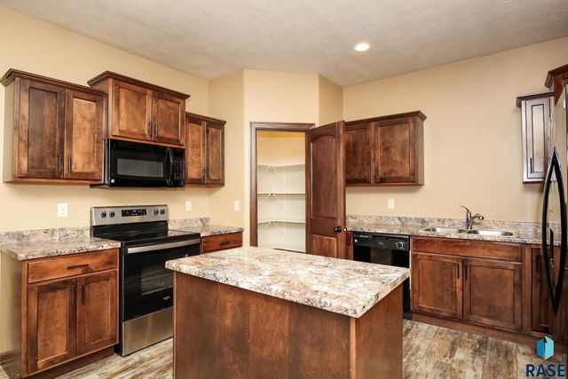 6400 S Keller Cir, Sioux Falls, SD 57108