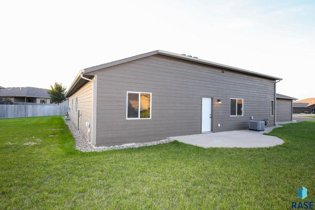 6400 S Keller Cir, Sioux Falls, SD 57108