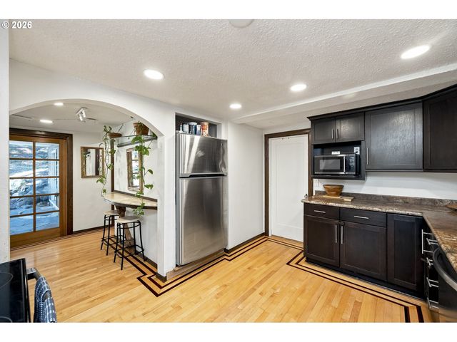 9345 Ne BROADWAY, Portland, OR 97220