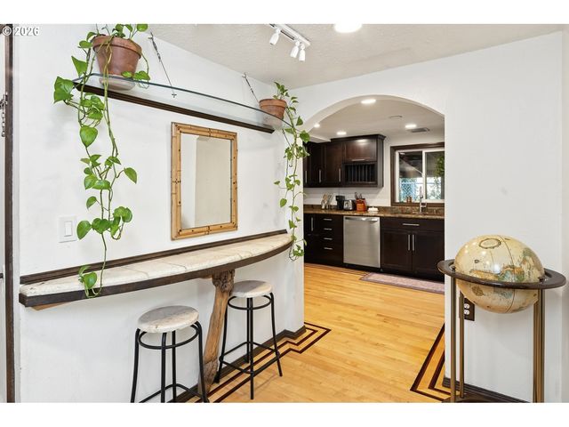 9345 Ne BROADWAY, Portland, OR 97220