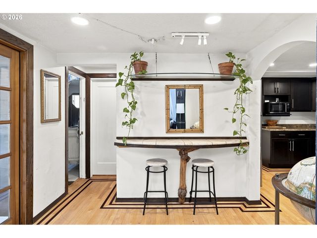 9345 Ne BROADWAY, Portland, OR 97220
