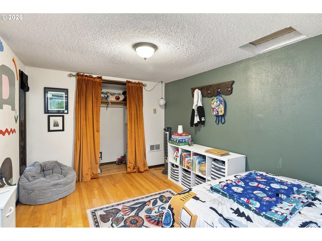 9345 Ne BROADWAY, Portland, OR 97220