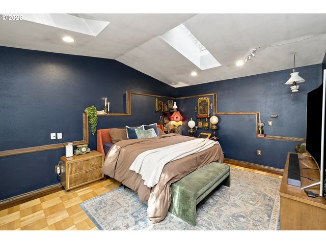 9345 Ne BROADWAY, Portland, OR 97220