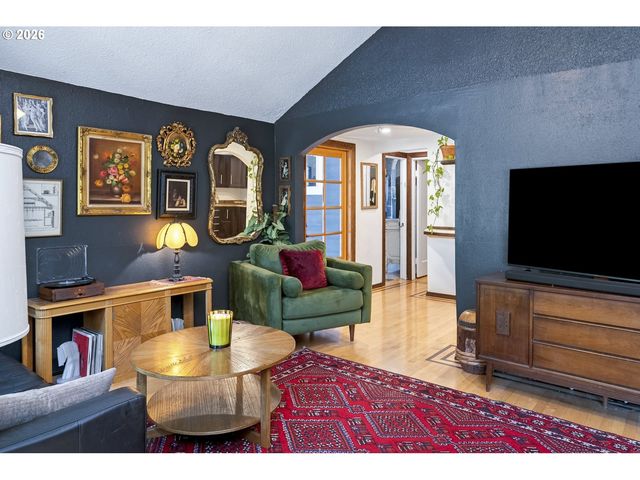 9345 Ne BROADWAY, Portland, OR 97220
