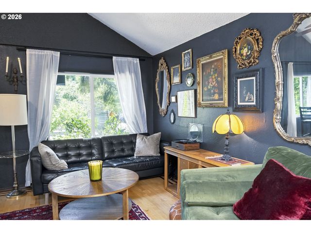 9345 Ne BROADWAY, Portland, OR 97220