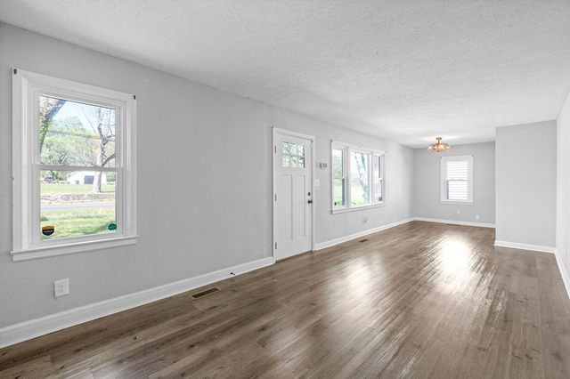 1729 E 7th St, Hopkinsville, KY 42240