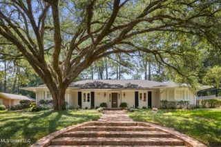 5325 Red Fox Road, Jackson, MS 39211
