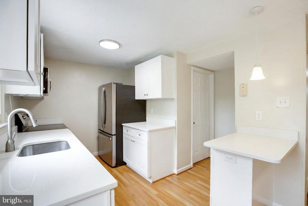 Image 9 of property listing at 21 DUFIEF CT, North Potomac, MD 20878