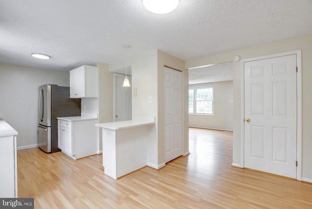 Image 10 of property listing at 21 DUFIEF CT, North Potomac, MD 20878