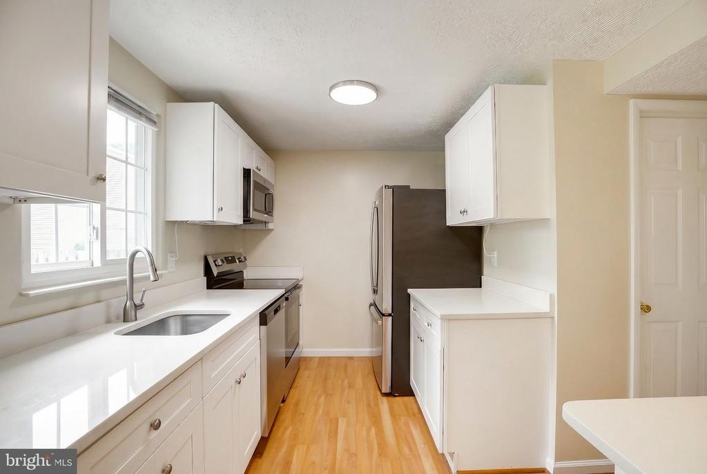 Image 11 of property listing at 21 DUFIEF CT, North Potomac, MD 20878