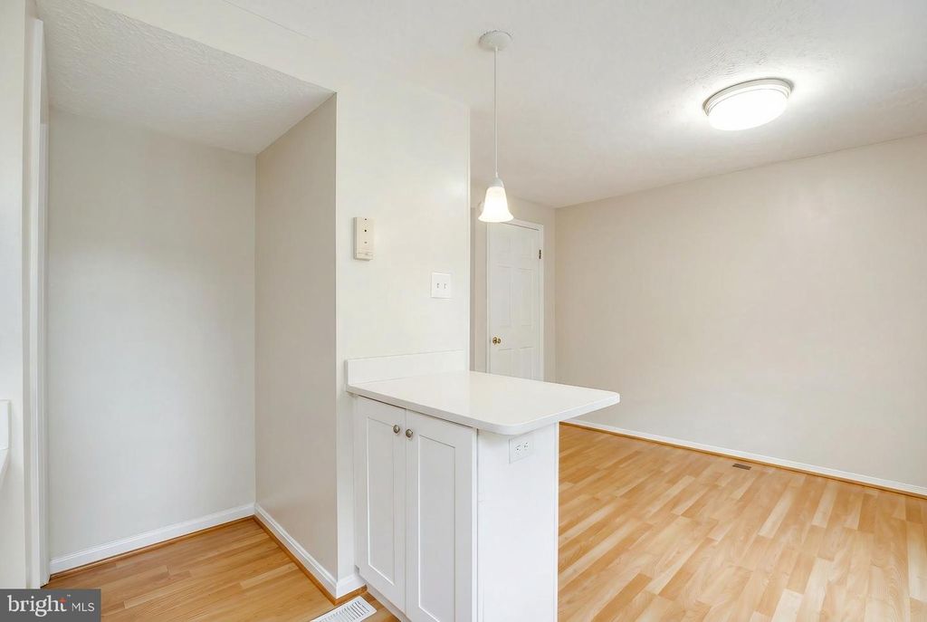Image 13 of property listing at 21 DUFIEF CT, North Potomac, MD 20878