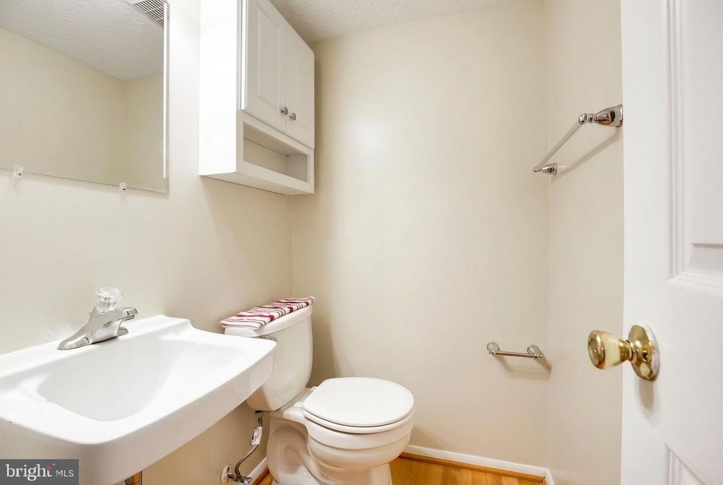 Image 14 of property listing at 21 DUFIEF CT, North Potomac, MD 20878