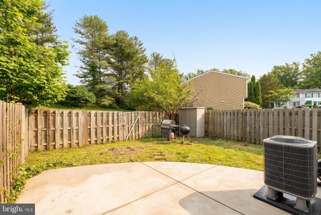 Image 15 of property listing at 21 DUFIEF CT, North Potomac, MD 20878