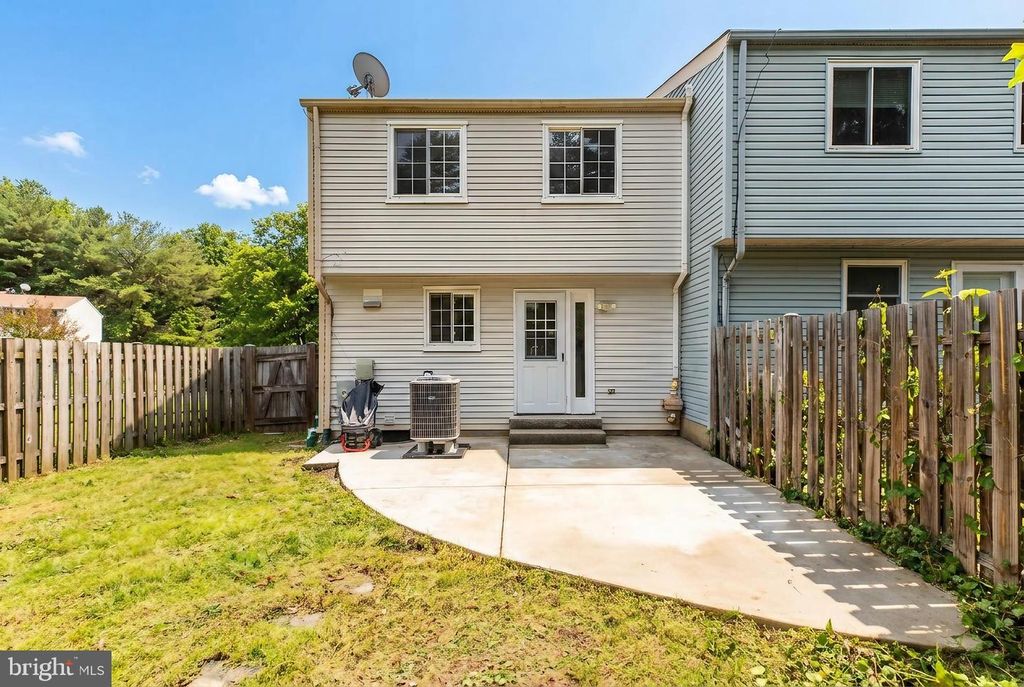 Image 16 of property listing at 21 DUFIEF CT, North Potomac, MD 20878