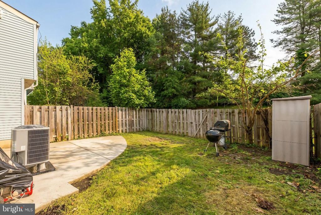 Image 17 of property listing at 21 DUFIEF CT, North Potomac, MD 20878
