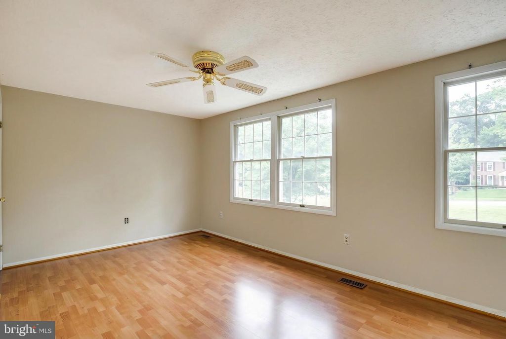 Image 18 of property listing at 21 DUFIEF CT, North Potomac, MD 20878