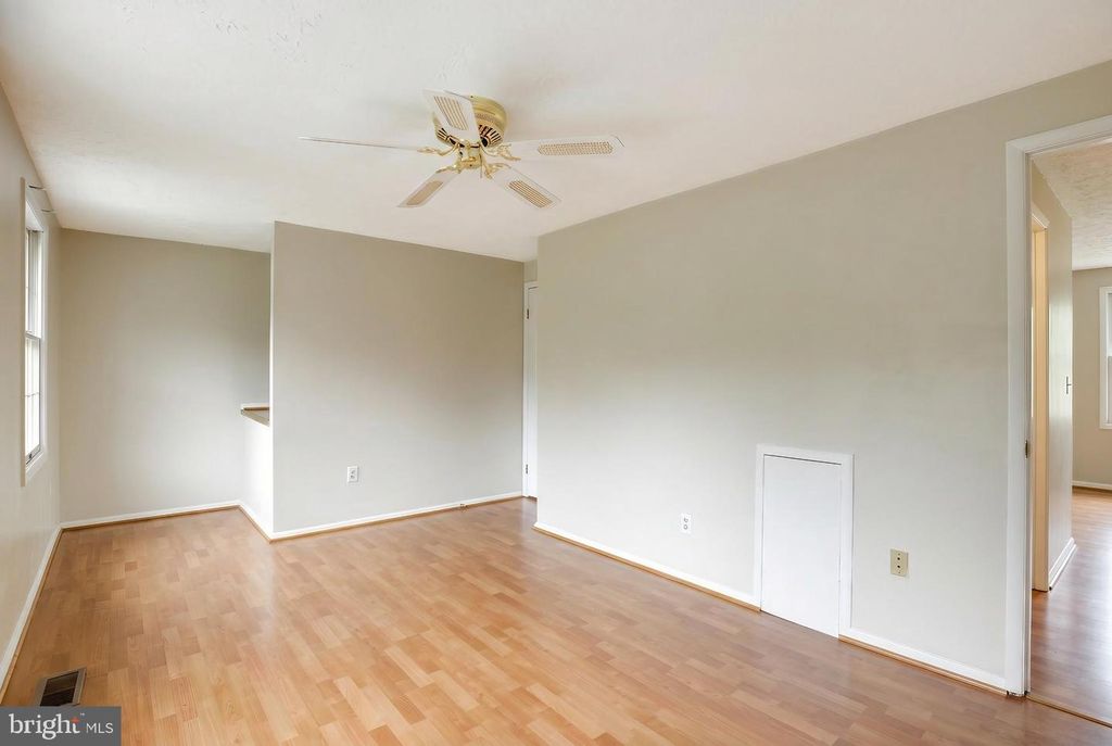 Image 19 of property listing at 21 DUFIEF CT, North Potomac, MD 20878