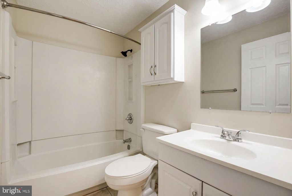 Image 22 of property listing at 21 DUFIEF CT, North Potomac, MD 20878