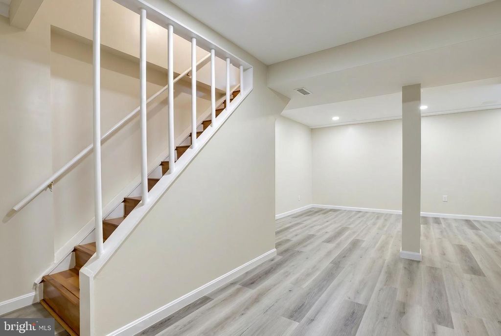 Image 27 of property listing at 21 DUFIEF CT, North Potomac, MD 20878
