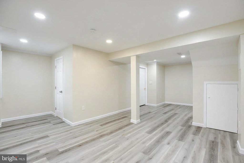 Image 28 of property listing at 21 DUFIEF CT, North Potomac, MD 20878