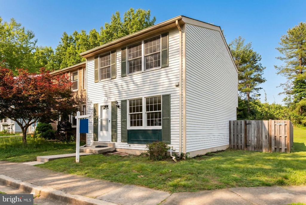 Image 2 of property listing at 21 DUFIEF CT, North Potomac, MD 20878