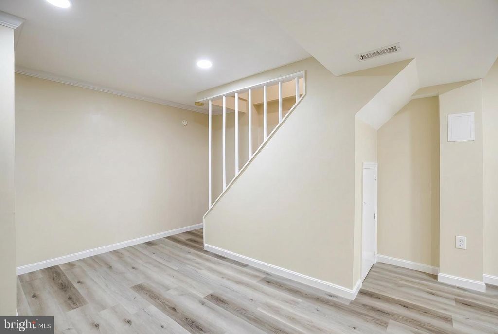 Image 30 of property listing at 21 DUFIEF CT, North Potomac, MD 20878