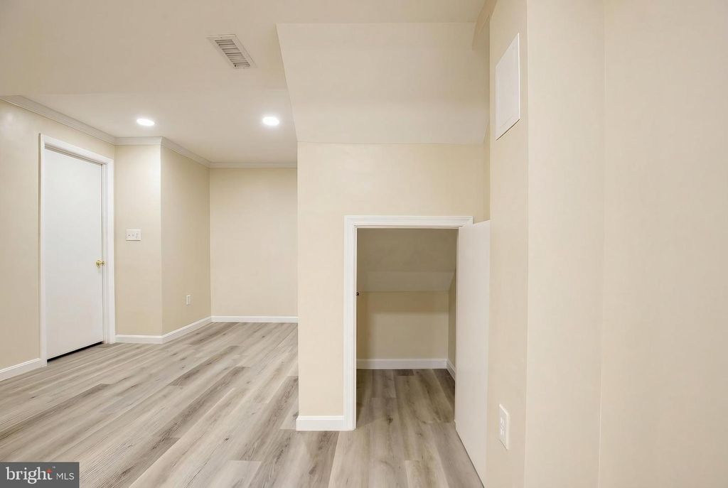 Image 32 of property listing at 21 DUFIEF CT, North Potomac, MD 20878