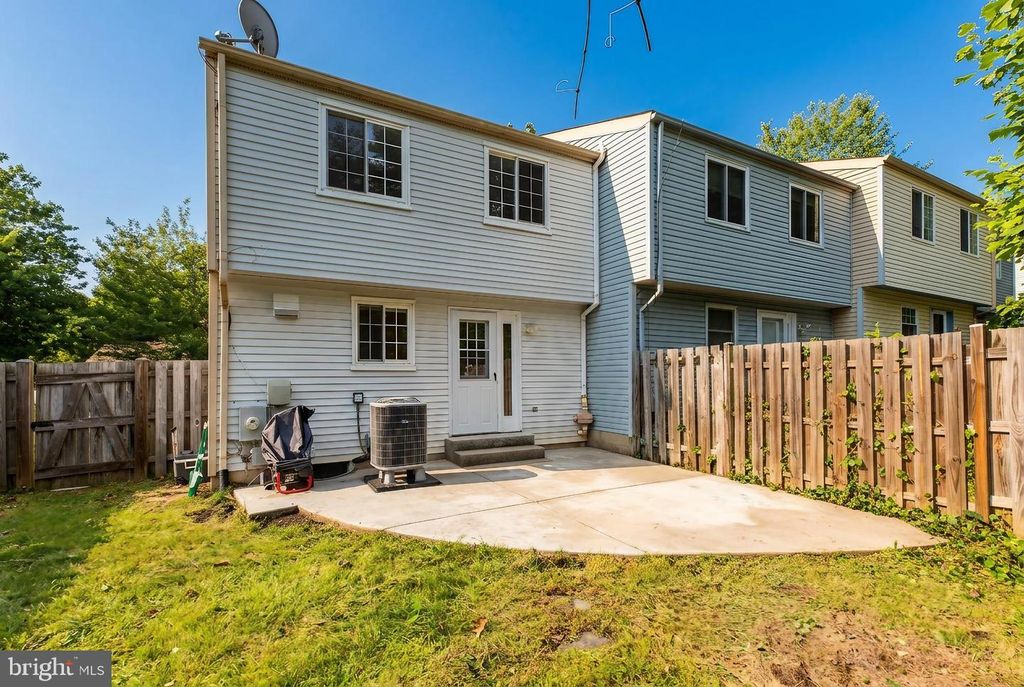 Image 34 of property listing at 21 DUFIEF CT, North Potomac, MD 20878