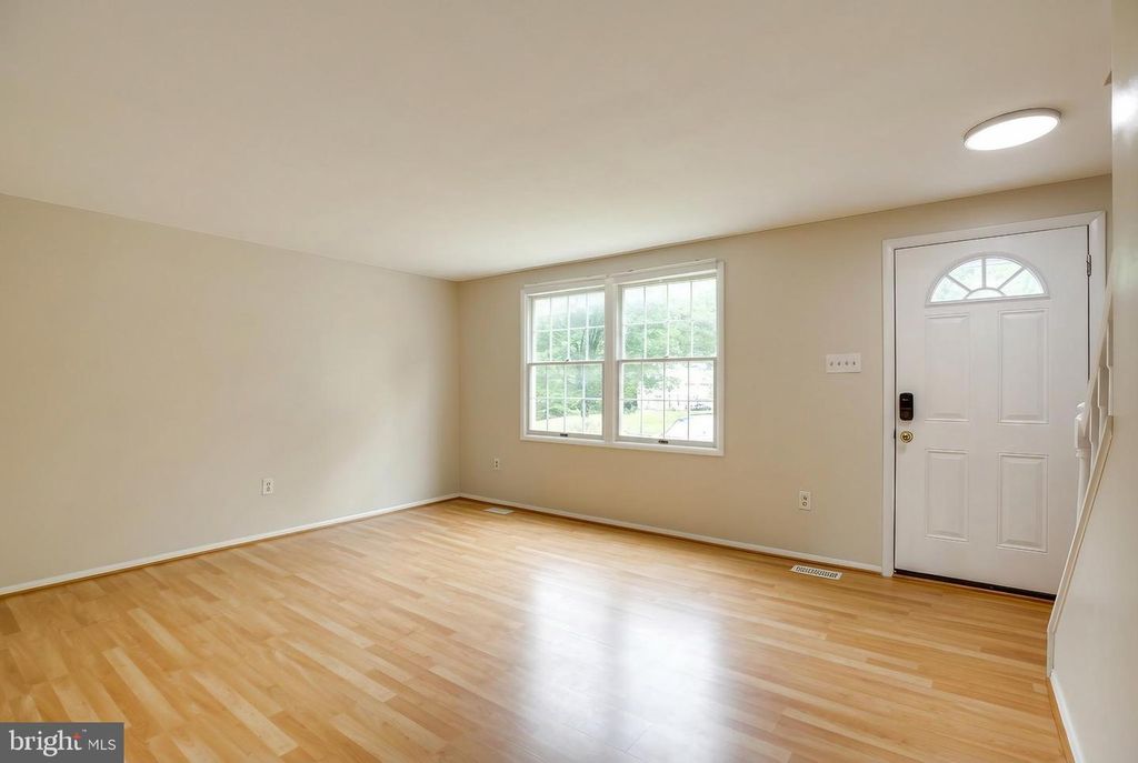 Image 3 of property listing at 21 DUFIEF CT, North Potomac, MD 20878