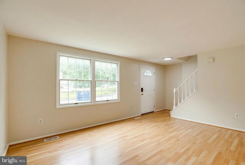 Image 4 of property listing at 21 DUFIEF CT, North Potomac, MD 20878