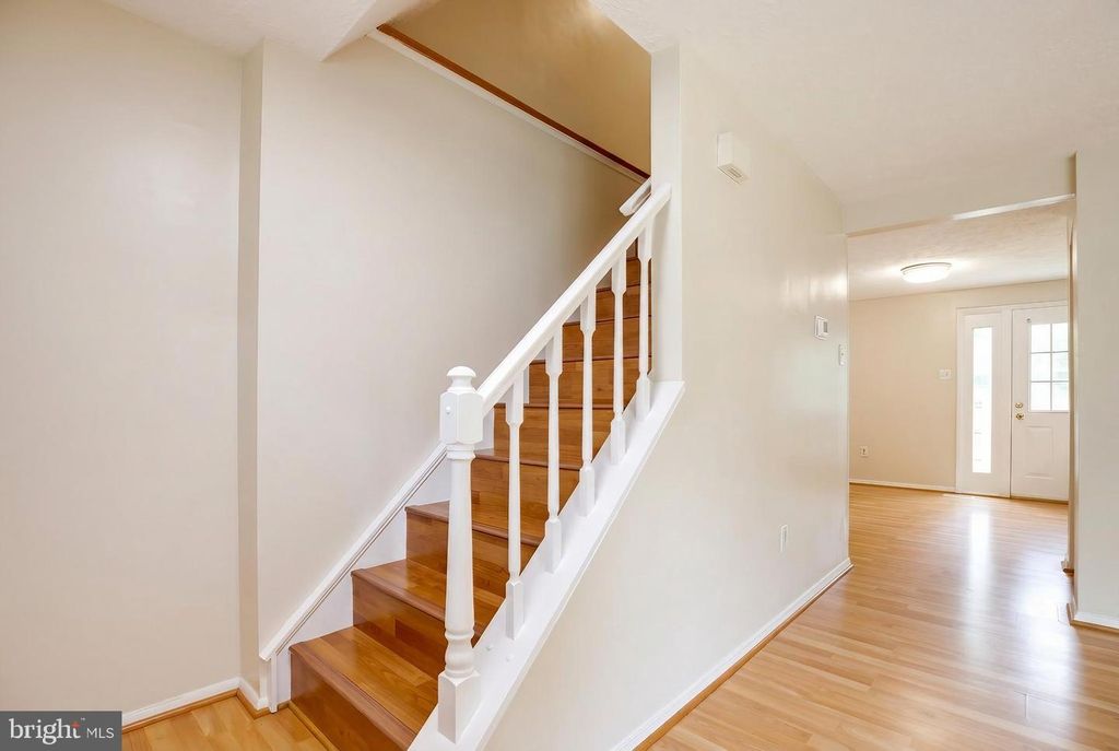 Image 5 of property listing at 21 DUFIEF CT, North Potomac, MD 20878