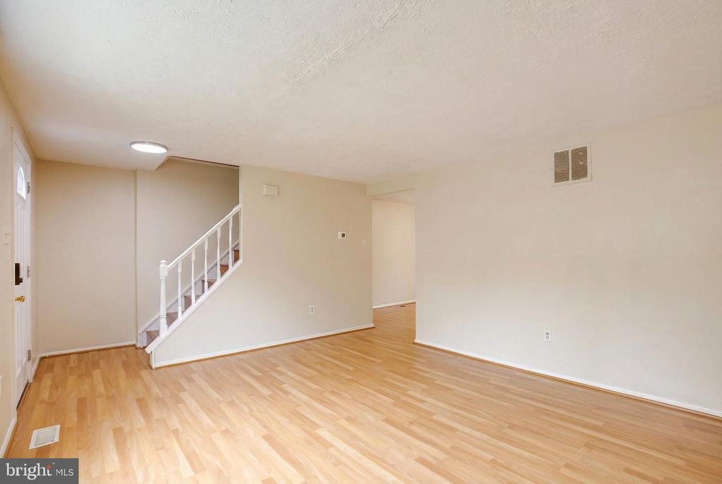 Image 6 of property listing at 21 DUFIEF CT, North Potomac, MD 20878