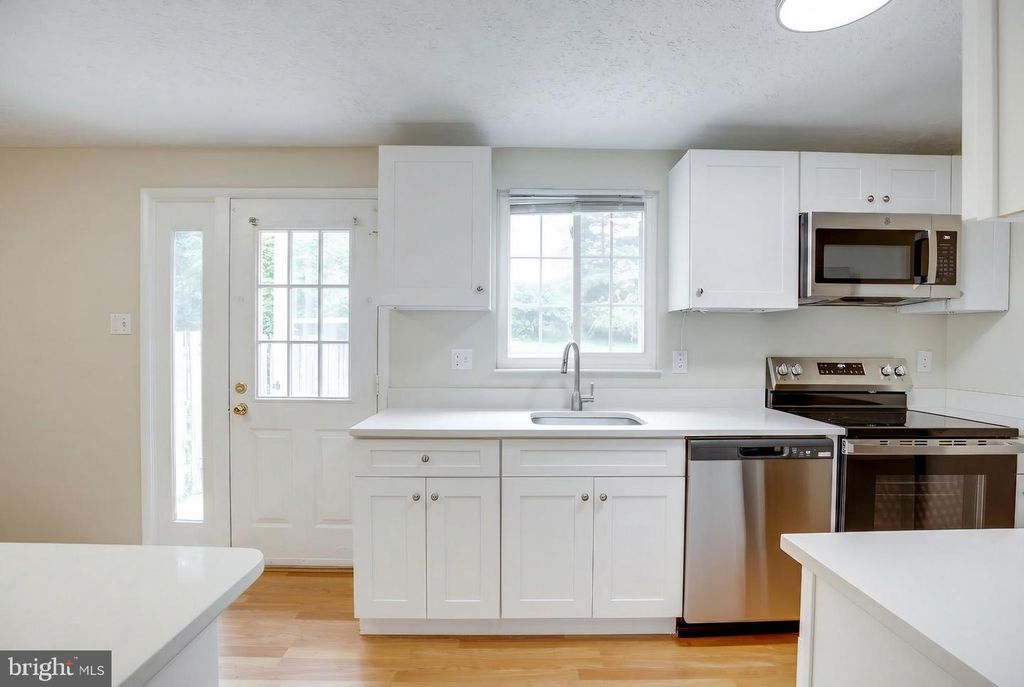 Image 7 of property listing at 21 DUFIEF CT, North Potomac, MD 20878