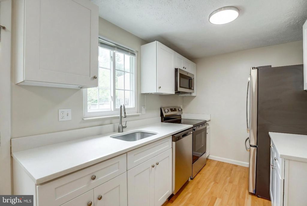 Image 8 of property listing at 21 DUFIEF CT, North Potomac, MD 20878