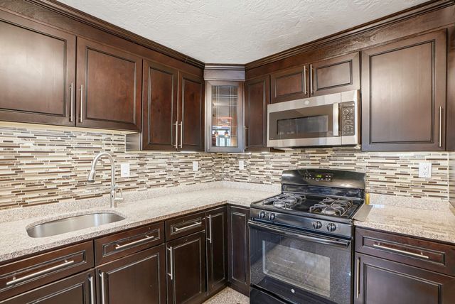 237 South St 6, Shrewsbury, MA 01545