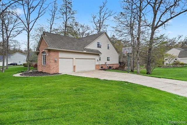 1865 Elkridge Circle, Highland, MI 48356