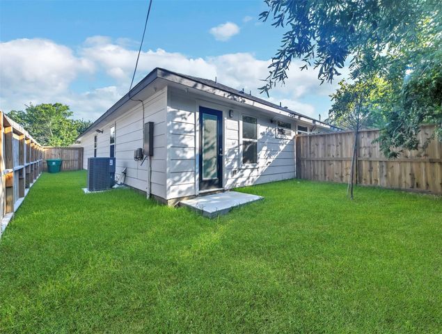 7323 Iwo Jima Road A, Houston, TX 77033