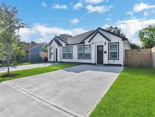 7323 Iwo Jima Road A, Houston, TX 77033