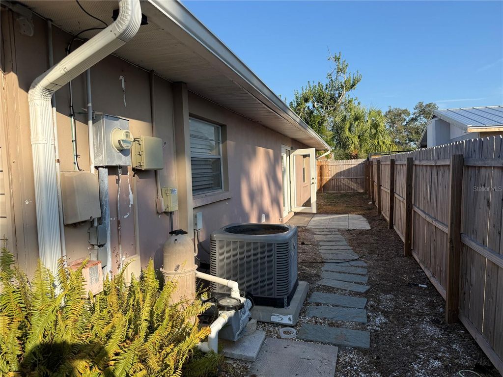 Image 17 of property listing at 2305 26TH AVENUE W, Bradenton, FL 34205