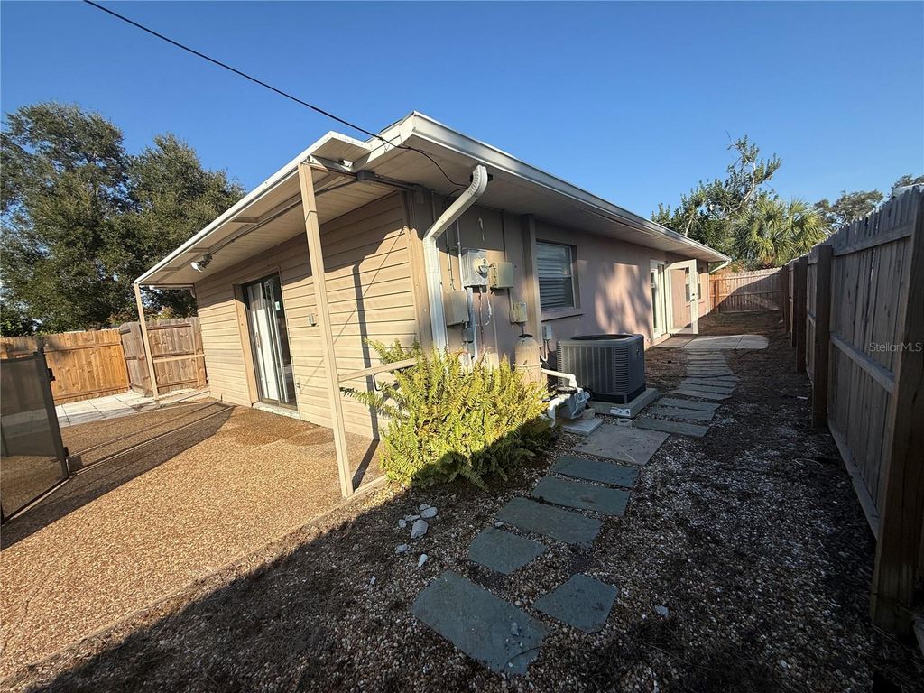 Image 18 of property listing at 2305 26TH AVENUE W, Bradenton, FL 34205