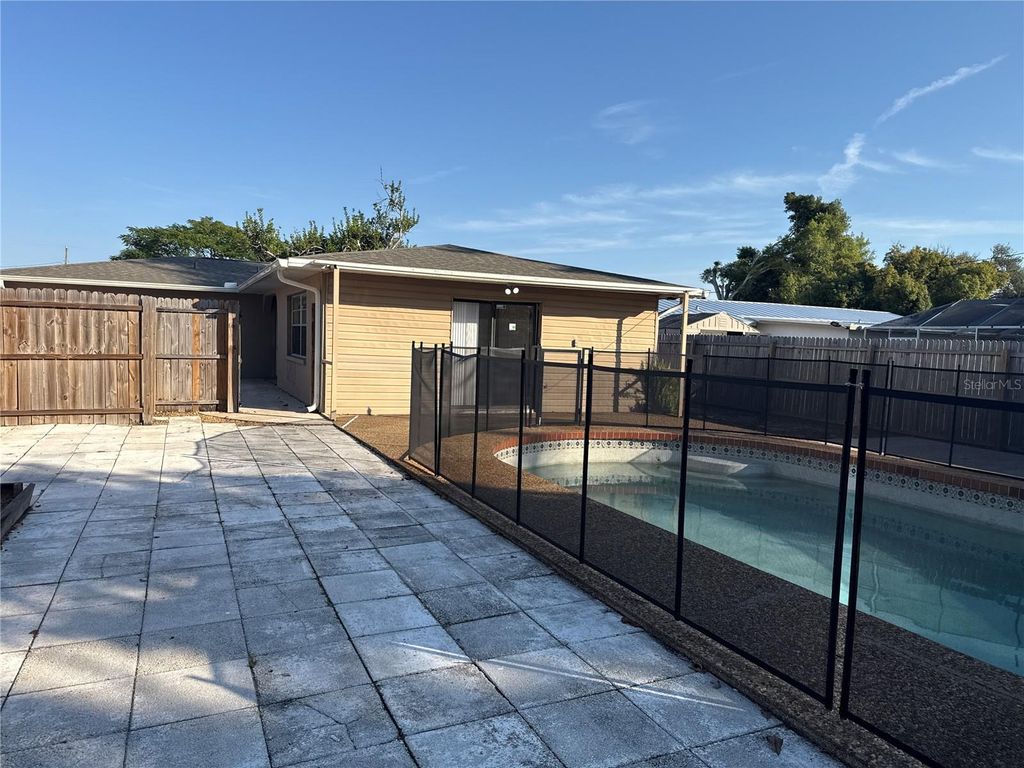 Image 19 of property listing at 2305 26TH AVENUE W, Bradenton, FL 34205