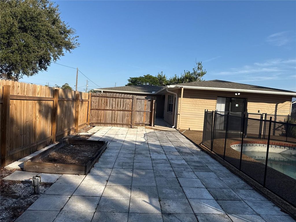 Image 20 of property listing at 2305 26TH AVENUE W, Bradenton, FL 34205