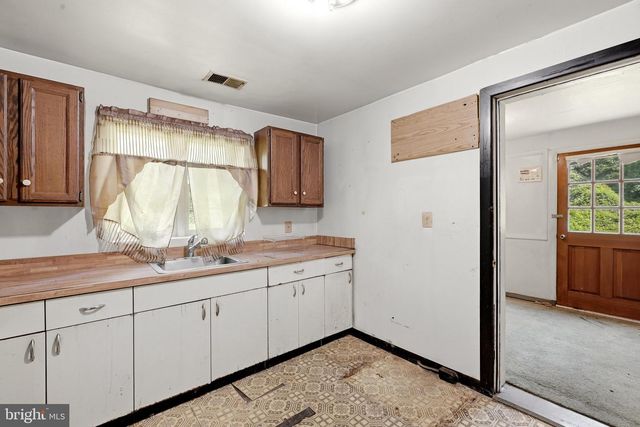 5904 CARVER PL, Falls Church, VA 22041