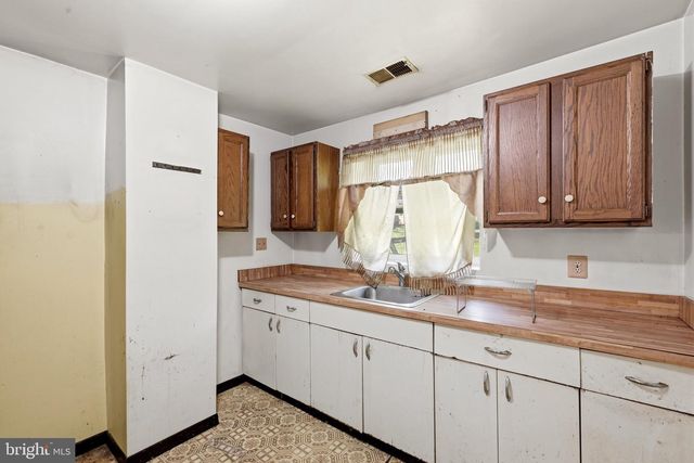 5904 CARVER PL, Falls Church, VA 22041
