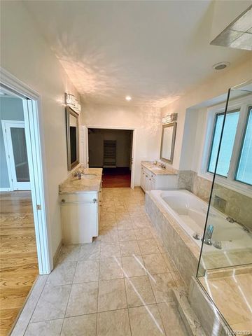 9360 Oakmont Drive, Clarkston, MI 48348