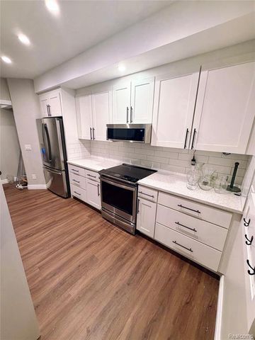 9360 Oakmont Drive, Clarkston, MI 48348
