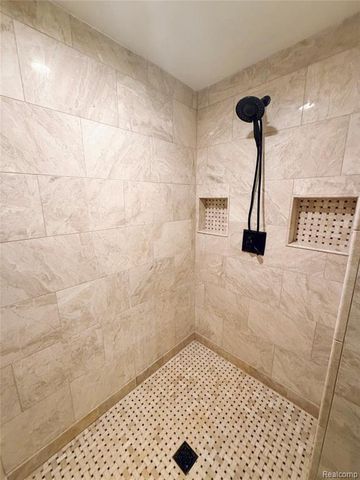 9360 Oakmont Drive, Clarkston, MI 48348